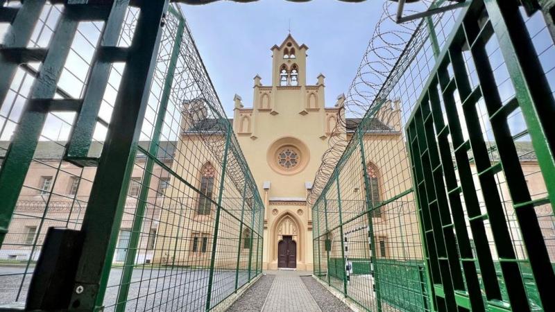 Gyárfás Tamás első napja a bezártságban: egy új világ felfedezése

A nap felkeltével Gyárfás Tamás szíve tele izgalommal és aggodalommal vegyes érzésekkel indult. Az ajtó mögött, ami eddig a szabad világot zárta el tőle, egy ismeretlen kihívás várta. Az e