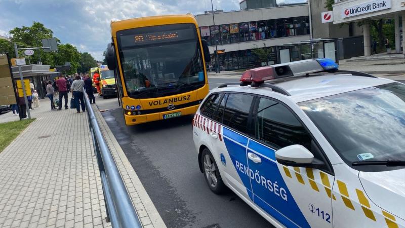 Drámai baleset történt a megyeszékhely szívében! Két utas sérült meg a buszon, ami sokkolta a helybélieket.