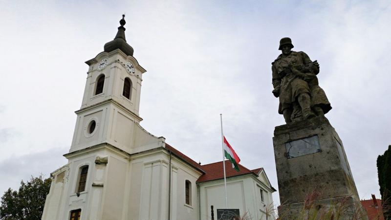 Templomkerti Esték a Balaton partján: egy varázslatos élmény, ahol a természet és a kultúra találkozik. A naplemente fényei benne fürdőznek a víz tükrében, miközben a templom harangjainak zúgása kíséri a kellemes beszélgetéseket. Az esték során zenés prog