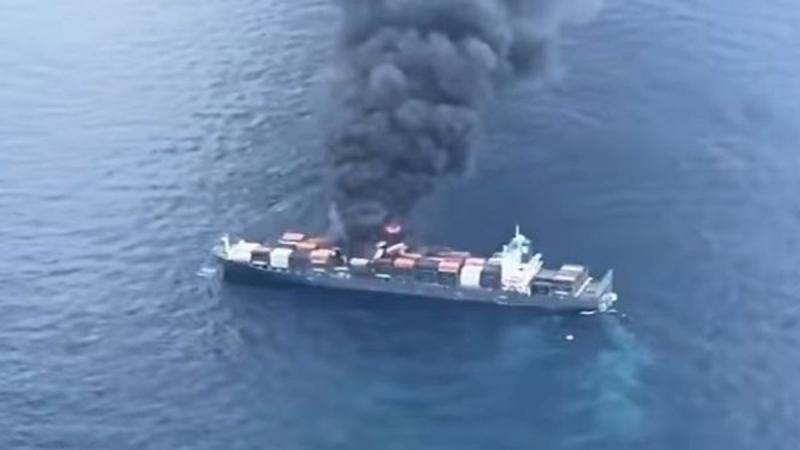 Óriási, sötét füsttorlódások törnek elő egy lángoló konténerhajóból (VIDEÓ)