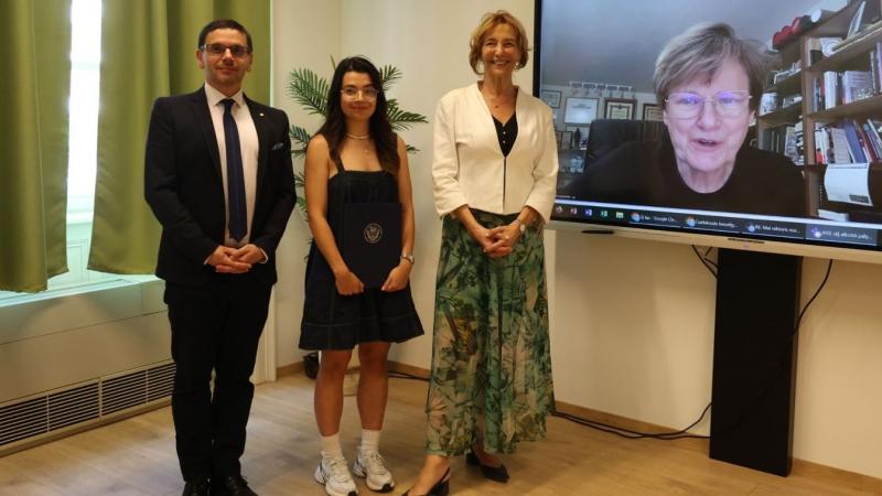 JATE-díj: A jövő inspirációja Szeged Nobel-díjasától

A JATE-díj nem csupán egy elismerés, hanem egy olyan inspiráló erőforrás, amely Szeged Nobel-díjasának gondolatai és munkássága révén formálják a jövőt. Az innováció és a tudományos eredmények iránti e