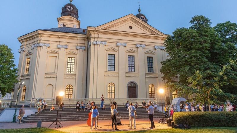 Olyan varázslatos éjszaka köszöntött Debrecenre, amelyről valószínűleg még sokáig emlékezni fognak az emberek – tele lenyűgöző pillanatokkal, fotókkal és videókkal. Az utcák vibráló fényei, a zene üteme és a nevetés hangja mind hozzájárultak ahhoz, hogy e