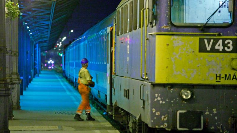 Új vonatjárat veszi kezdetét a Balatonhoz, amelynek örömére a fiatalok is izgalommal telve várják a lehetőséget!