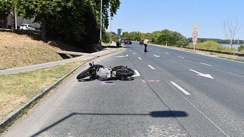 Pakson baleset következtében motorosok sérültek meg.