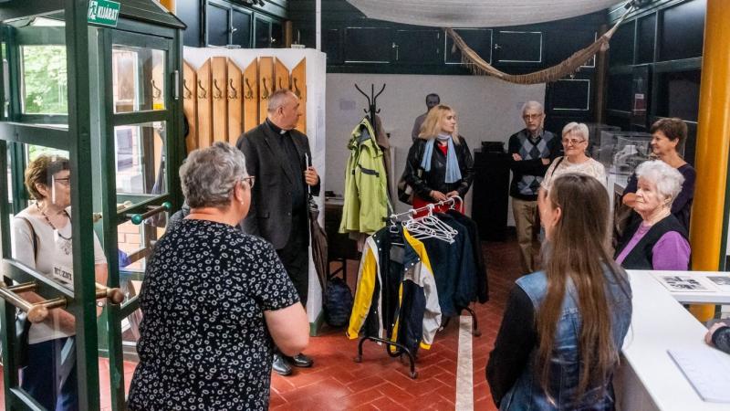 Az irodalmi örökség nyomvonalain: felfedezések és inspirációk

Az irodalom nem csupán betűk és szavak összessége; egy varázslatos világ, ahol a múlt és a jelen találkozik, és ahol a történetek életre kelnek. Az irodalmi emlékek felfedezése olyan utazás, a