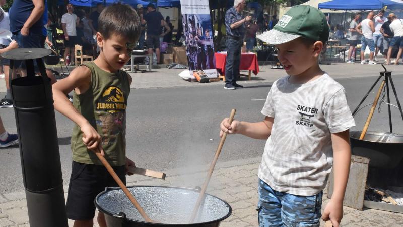 Több mint száz bográcsban főttek az ínycsiklandó ételek a Jászság legnagyobb gasztronómiai ünnepén.