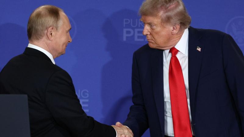 Trump és Putyin alaszkai találkozóján a béke kérdése került a középpontba, ahol a két vezető mélyreható beszélgetéseket folytatott a globális feszültségek enyhítéséről és a diplomáciai kapcsolatok erősítéséről. Az esemény szimbolikus jelentőséggel bírt, h
