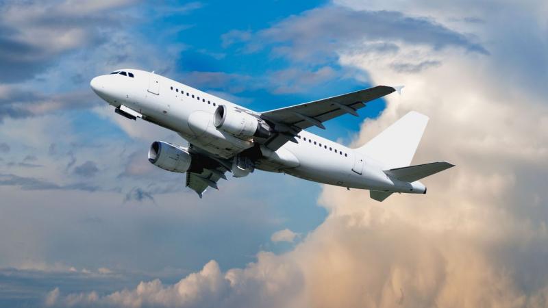 Kecskemét egén egy izgalmas harc zajlott, ahol az életért küzdöttek az utasok. A reptér területén is folytatódott a feszültség, és a dráma újabb fordulatokat vett.