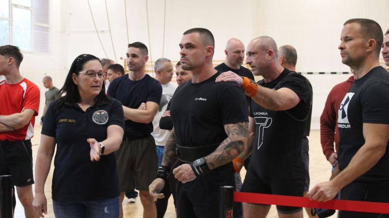 A hevesi tűzoltók nemcsak a lángokkal, hanem a súlyokkal is bátran megmérették magukat, és a fekvenyomópadon ezüstérmet szereztek!