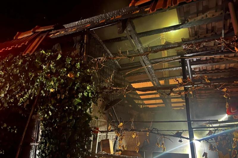 Az éjszaka folyamán Kovászna megyében két különböző tűzeset történt, amelyek felkeltették a helyi lakosság figyelmét. A Székelyhon beszámolója szerint a lángok gyorsan terjedtek, és a tűzoltók azonnal beavatkoztak, hogy megfékezzék a tüzet és megakadályoz