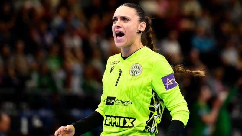 Valami eltörött a nyakában: műtét és hosszú hónapok kihagyása vár a Ferencvárosi TC válogatott kapusára.