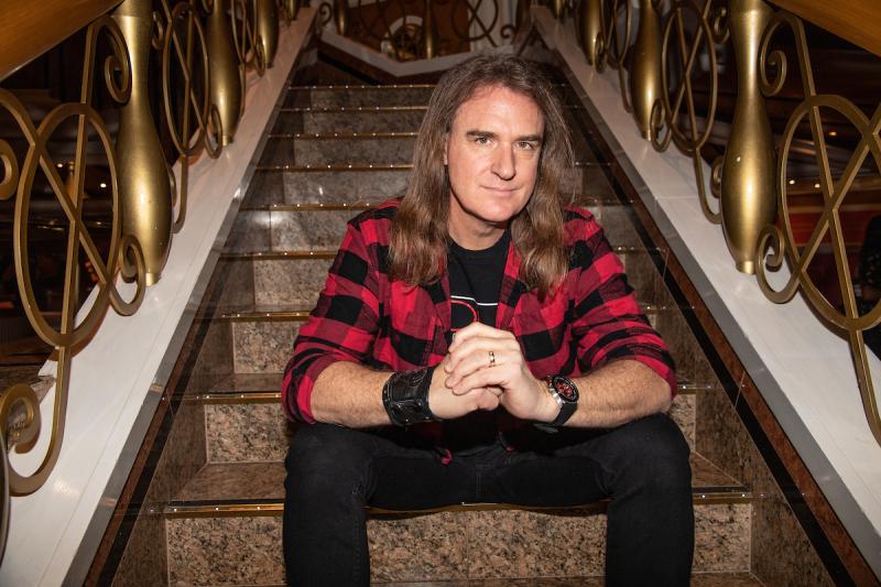 **Az ember, aki sosem áll meg - Beszélgetés David Ellefson Grammy-díjas amerikai basszusgitárossal**

David Ellefson, a rockzene ikonikus basszusgitárosa, nem csupán a színpadon ragyog, hanem életének minden területén az állandó fejlődés és kreativitás ha