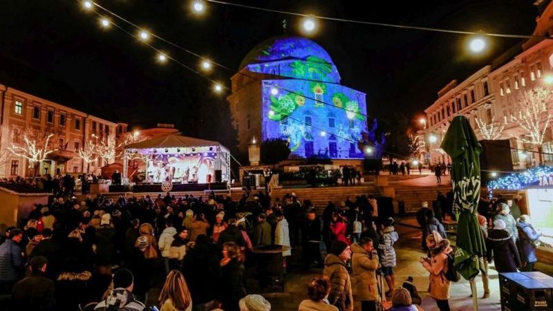 Idén a pécsi adventi vásár igazi különlegességeket tartogat, amelyek egyedivé teszik ezt a varázslatos eseményt. A tradicionális kézműves termékek mellett számos új, helyi alkotó is bemutatkozik, így a látogatók egyedi ajándékokat találhatnak, amelyek a p