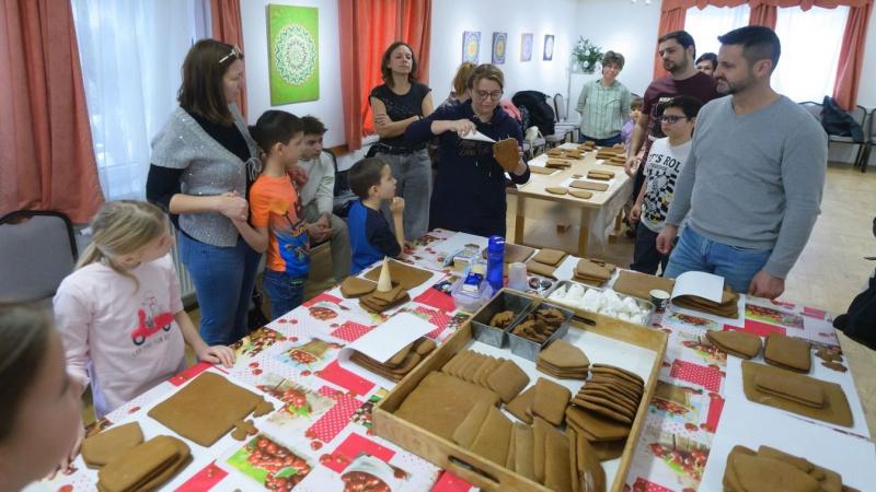 **DELMAGYAR - Advent Petőfi-telepen: Mézeskalács álmok és Ünnepi Varász** 

A Petőfi-telep idén is megújult adventi csodavilágába invitálja a látogatókat! A hangulatos mézeskalácsházak között sétálva mindenki megtapasztalhatja az ünnepi fények és illatok 