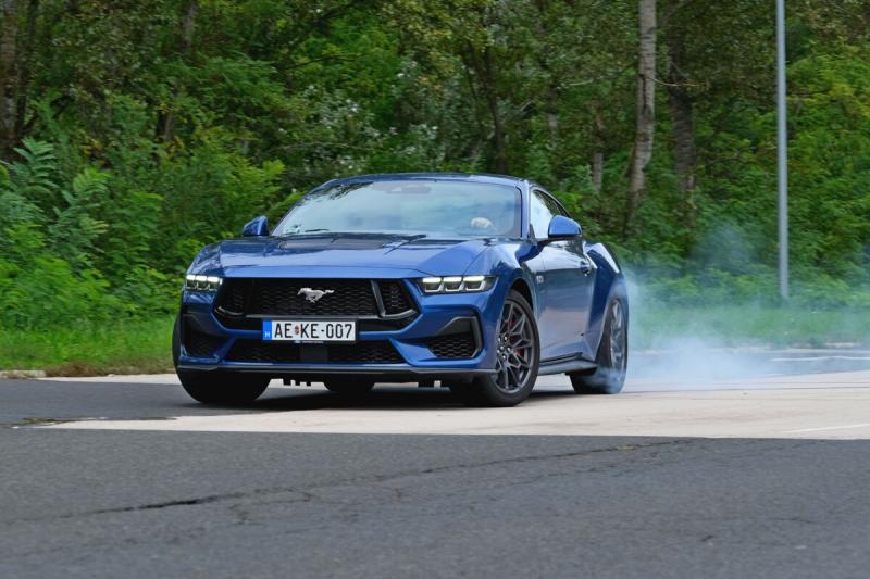 A V8-as Mustang nem enged a gyengülésnek, és ezúttal is hála az égnek!