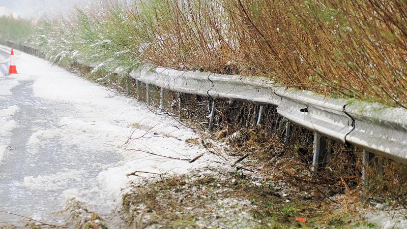 A Magyar Közút emlékeztet a hóesés varázslatos világára, ahol a fúvó szél és a puha hópelyhek táncolnak a levegőben.