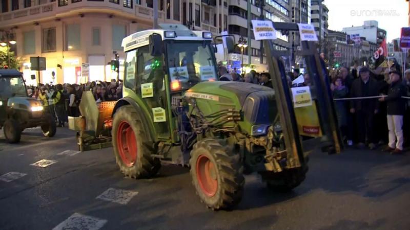 Valenciában harmadszor is utcára vonultak a lakosok a tragikus árvíz következményei miatt. A demonstrálók hangot adtak aggodalmaiknak és követeléseiknek, hogy a hatóságok mihamarabb tegyenek lépéseket a helyzet javítása érdekében. Az emberek szolidaritást