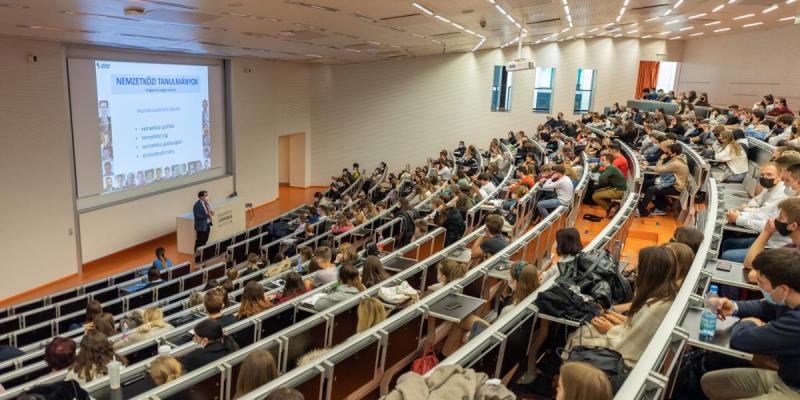 A magyarországi egyetemek helyett a Fidesz inkább egy háttérhatalmat alakított ki, amely a fejlődés helyett a megszállásra fókuszál.