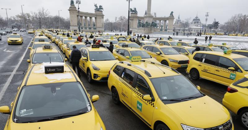 A Hősök terén taxisok sokasága gyűlt össze, a fotók pedig megörökítik a sztrájk feszültségét és elszántságát.