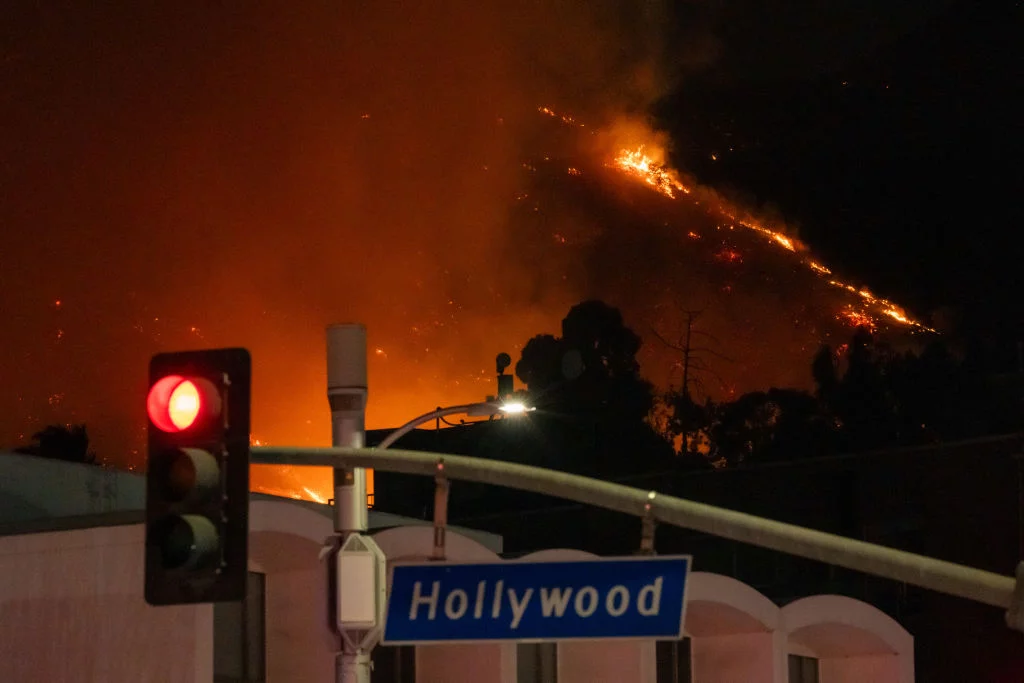 A Los Angelesben pusztító tűzvész öt legdrámaibb hatása Hollywoodra

1. **Filmes helyszínek pusztulása**: A tűzvész nemcsak a természetet, hanem a filmes ipar ikonikus helyszíneit is fenyegeti. Sok kultikus filmes helyszín, amely évtizedek óta megörvendez