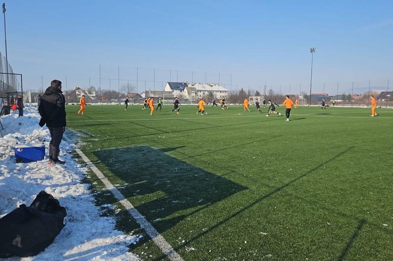 Egyetlen gól volt a kulcsa a Székelyudvarhelyi FC gyergyószentmiklósi mérkőzésének, amely izgalmas pillanatokat tartogatott a szurkolók számára. A találkozó végső kimenetele e parányi, mégis jelentős találaton múlott, amely meghatározta a csapat sorsát ez