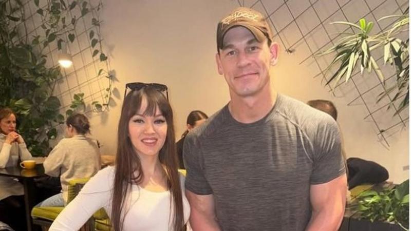 John Cena a Józsefvárosi piacon? Igen, jól olvastad! Az amerikai birkózó- és filmsztár a budapesti piacon járt, ahol különféle érdekességeket keresett. A híres színész nem csupán a vásárlás öröméért látogatott el a helyszínre, hanem hogy egy kis betekinté