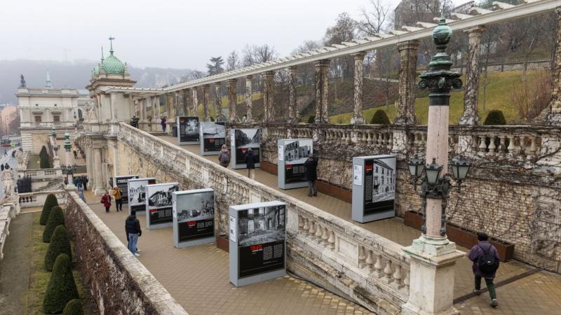 Nyolcvan évvel ezelőtt ez a városrész a háború egyik legzordabb csatatere volt, ahol a sorsok drámai fordulatokat vettek, és a falak tanúi lettek a harcok kegyetlenségének.