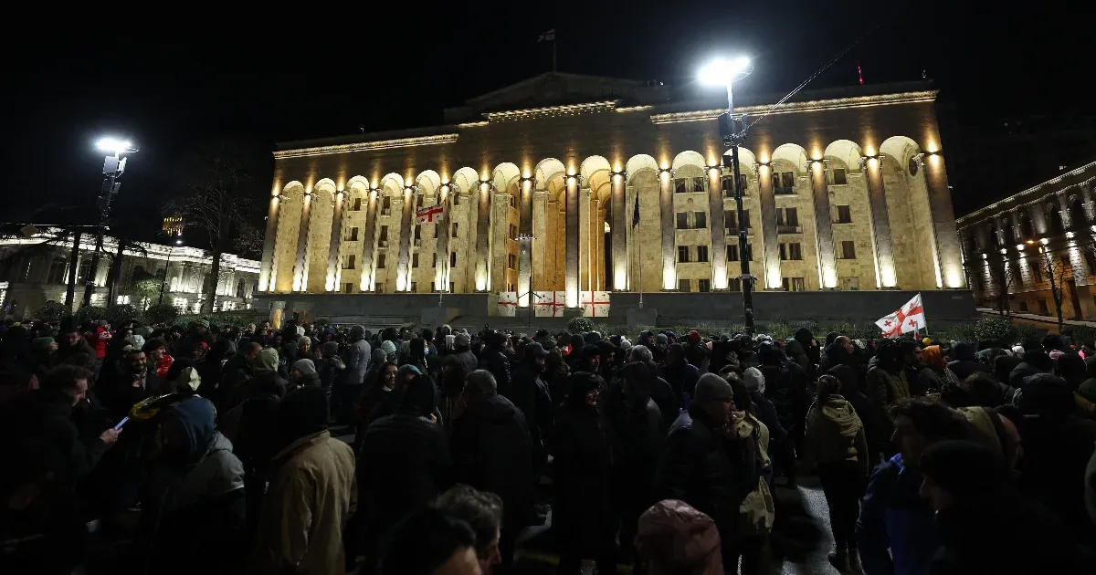 Az Európai Parlament sajnálattal konstatálja, hogy a magyar és szlovák kormányok akadályozzák a szankciók bevezetését grúz tisztviselők ellen.