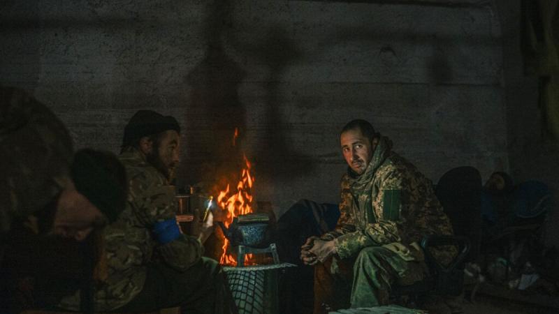 Mariupol egykori védői, akik Oroszország hadifogságából szabadultak, mély aggodalommal gondolnak még fogságban lévő társikra. Szívükben hordozzák a sorsuk iránti törődést, és minden lehetséges módon próbálják felhívni a figyelmet a foglyok helyzetére, rem