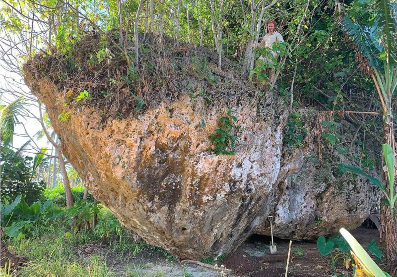 Egy hatalmas cunami emelte az egekbe Tonga szent szikláját, a Maka Lahit, olyan 40 méteres magasságba, mintha az óceán akarta volna megölelni a földet, és a természet erejének csodáját hirdetni.