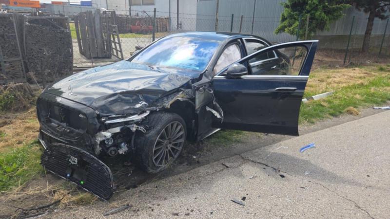 BALESET: Jelentős ütközés történt a dunaszerdahelyi Pódafai úton, ahol egy Mercedes autó súlyos sérüléseket szenvedett.