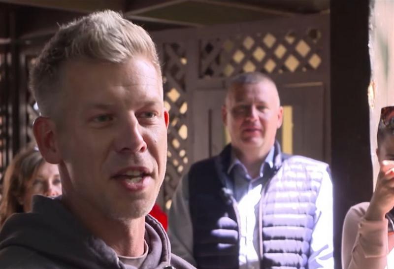 Magyar Péter és Ruszin-Szendi Romulusz egyre feszültebb helyzetbe kerülnek, mivel vádaskodásokkal és fenyegetésekkel próbálják meg elérni céljaikat. Az alábbi videó bemutatja a köztük zajló konfliktust, amely egyre inkább a figyelem középpontjába kerül. K