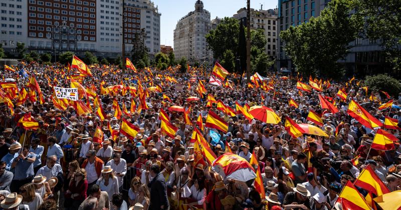 Több tízezer ember gyűlt össze Madrid szívében, hogy kifejezze elégedetlenségét a kormányfő politikájával szemben, és egy újabb választás kiírását sürgeti. A demonstrálók hangos felszólításokkal követelik a demokratikus folyamatok felgyorsítását.
