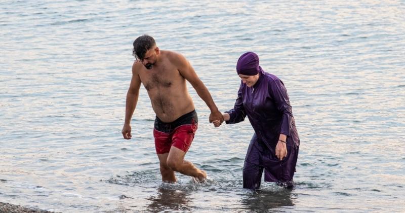 A szír kormány új irányelvei szerint a nyilvános strandokon a burkini viselésére buzdítják a nőket. Az intézkedés célja, hogy támogassa a hagyományos értékeket és a kulturális identitást, miközben a nők számára is biztosítanak lehetőséget a vízparti szóra