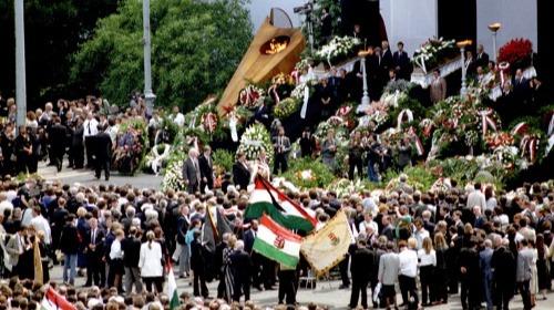Az újratemetés és a szuverenitás kérdései mélyen összefonódnak a nemzeti identitás és a történelmi emlékezet témáival. Az újratemetés szimbolikus aktus, amely gyakran a múlt feldolgozását, a megbékélést és a nemzeti öntudat megerősítését célozza. E folyam