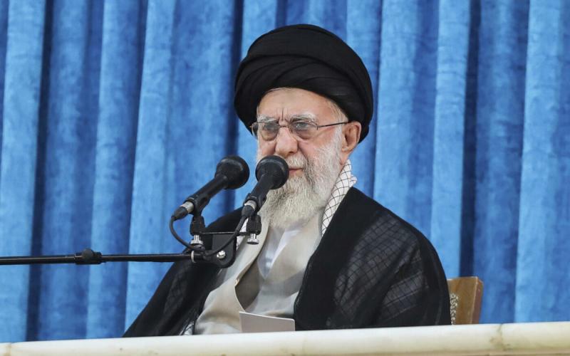 Ali Hamenei: Irán soha nem fogja megadni magát, és elkötelezett amellett, hogy megőrzi függetlenségét és szuverenitását. A nemzet erőssége és elszántsága révén képes szembeszállni a kihívásokkal, és továbbra is bátran képviseli érdekeit a nemzetközi színt