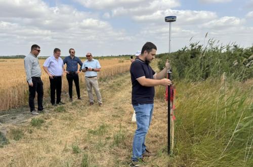 Új román-magyar határátkelőhely nyílik Óbéba és Kübekháza között, amely jelentős lépés a két ország közötti kapcsolatok erősítésében. Az új átkelőhely várhatóan megkönnyíti a határforgalmat, elősegíti a gazdasági együttműködést és hozzájárul a helyi közös