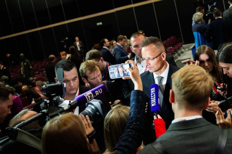 Meglepetésre számíthatunk: Brüsszel és Kijev közötti szoros kapcsolatot megkérdőjelező új szövetség alakult! Magyarország és Szlovákia határozottan lépnek fel a közös érdekek védelmében. Ne hagyd ki a részleteket a videóban!