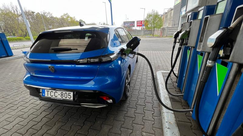 Csütörtöktől várhatóan csökken a benzin ára, viszont... -- Totalcar