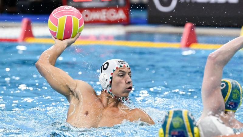 A pólóválogatott óriási meccsel készült a világbajnokságra, amelyet Benedek Tibor emlékének szenteltek. A mérkőzés nemcsak a sportág iránti elkötelezettséget tükrözte, hanem a legendás vízilabdázó iránti tiszteletet is, aki örökre beírta nevét a történele