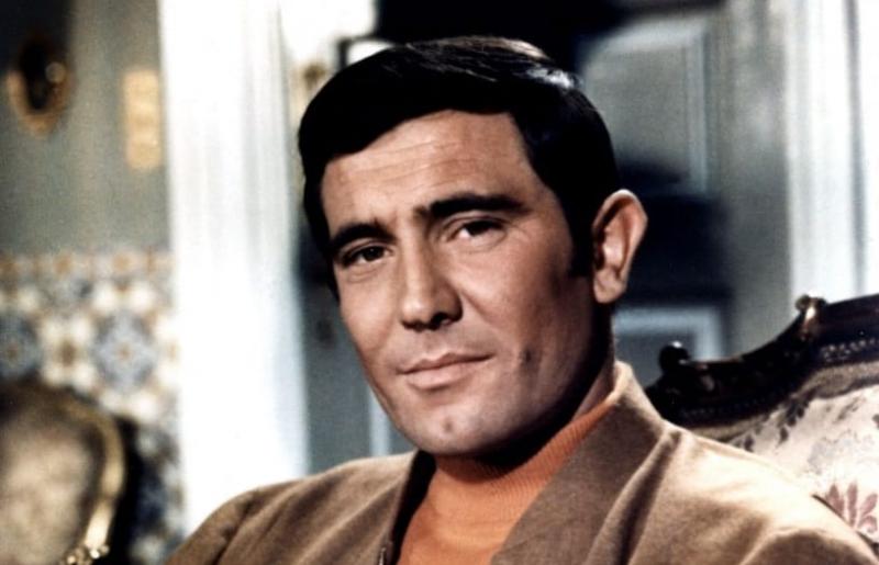James Bond megformálója, a híres színész, demenciával küzd, ami mély szomorúsággal tölti el rajongóit. Elegendő időt töltött a vásznon, hogy ikonikus karakterévé váljon, most azonban a feledés homályába merül. A filmipar legendája, aki a titkos ügynök sze