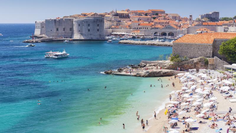 A kispénzű turisták számára Horvátország felfedezése egyre nehezebbé válhat. A növekvő árak és a szigorodó szabályozások miatt sokan úgy érezhetik, hogy nem tudják már megengedni maguknak a vakációt ebben a gyönyörű országban. A helyzet arra figyelmeztet,