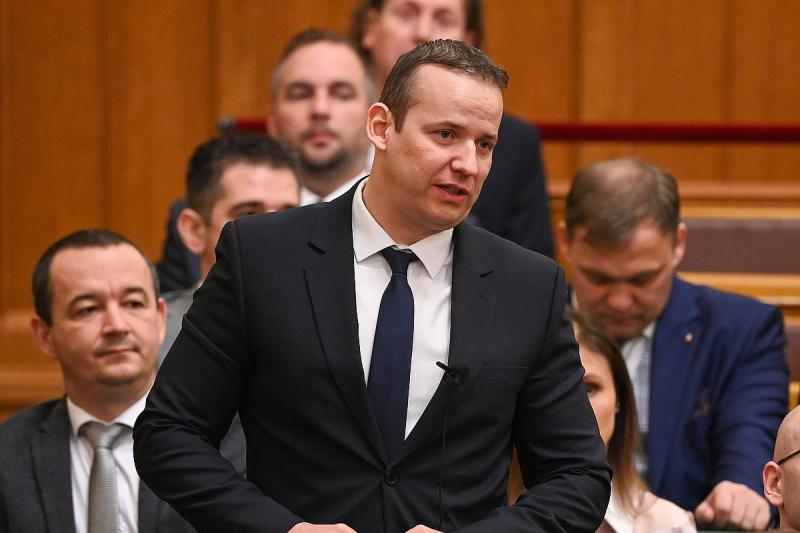 Toroczkai új videóval jelentkezett, amelyben azt állítja, hogy egy fideszes miniszter állhatott a végrehajtó maffia irányítása mögött. Az állítás komoly kérdéseket vet fel a politikai kapcsolatok és a jogi eljárások átláthatóságával kapcsolatban.