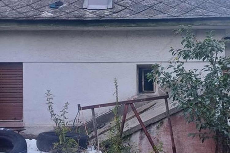 Kétszer is áldozatul esett, mindkétszer fenyegetések és erőszakos módszerek árnyékában.