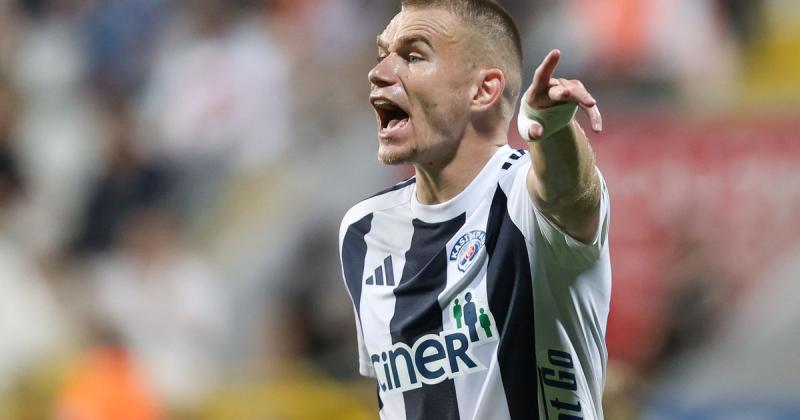 Letartóztatási parancs a magyar válogatott védő klubjánál: egy váratlan fordulat, amely megrázta a futball világát. A sportág iránti szenvedély és a pályán elért eredmények mögött sötét felhők gyülekeznek, és a szurkolók izgatottan várják a fejleményeket.