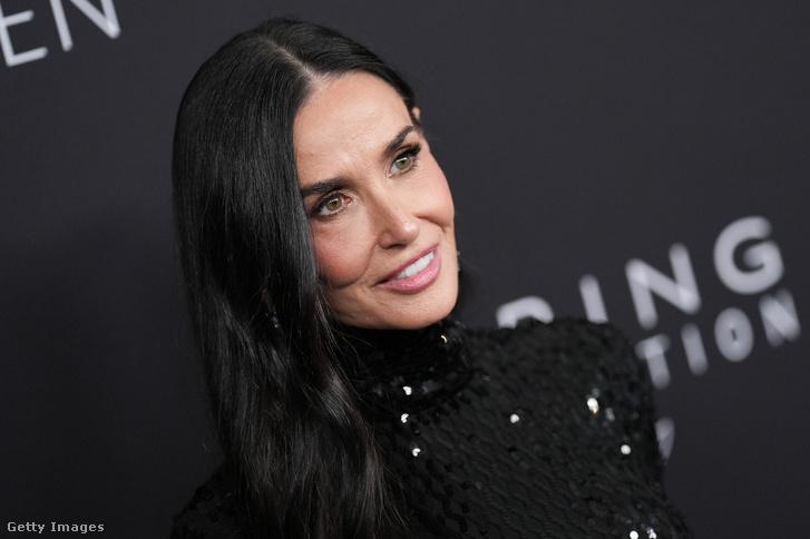 Demi Moore szinte 30 év elteltével új stílust öltött magára, és a rajongói egy meglepő részletet fedeztek fel a legfrissebb fotóin.