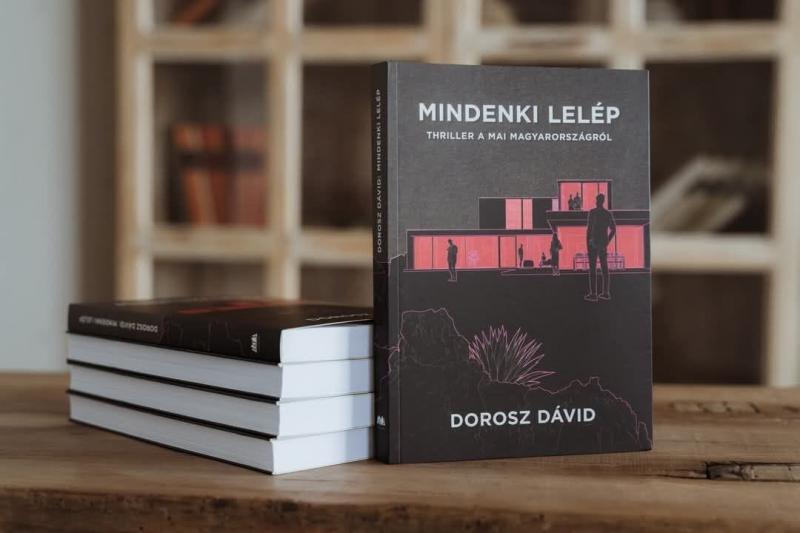 Dorosz Dávid, aki a politikai színtérből visszalépett, egyedülálló regényt alkotott, amely hitelesen tükrözi a generációjának küzdelmeit és élményeit.