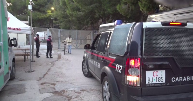 Egy férfi feljelentette az olasz miniszterelnököt, miután egy kiutasított migráns támadást indított ellene. Az eset részleteit és a felvételt is tartalmazó hírek azóta bejárták a sajtót.