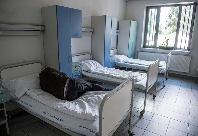 Egy pszichiátriai osztályon kezelt férfi tollal sebesítette meg betegtársát a szemén.