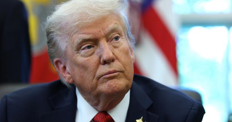 Tovább fokozódik a Donald Trump körüli botrány, hiszen egy újabb jelentős politikai szereplő fejezte ki felháborodását.